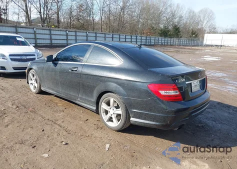 2013 Mercedes-Benz C 250 z USA, uszkodzony, nr VIN WDDGJ4HBXDF988650